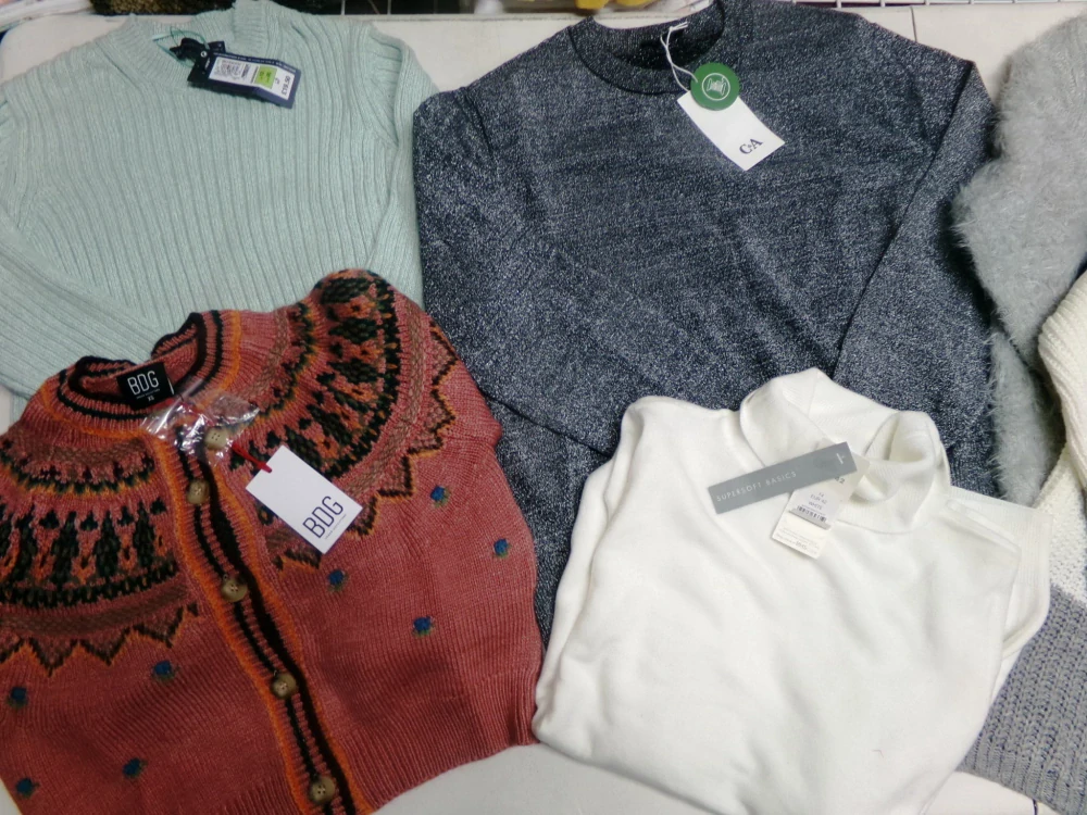 SVETRY DÁMSKÉ OUTLET 001